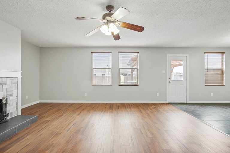 Photo 10 of 32 - 1300 Anna Lea Ln, Burleson, TX 76028