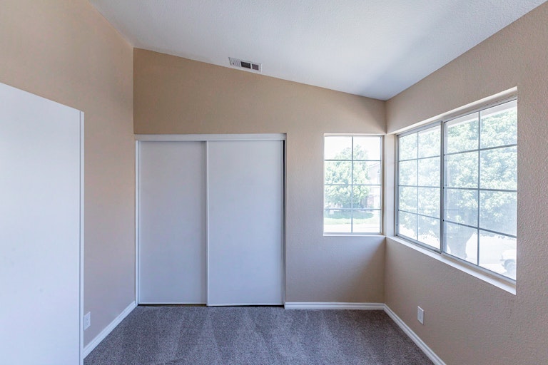 Photo 15 of 24 - 15641 Coventry Ln, Fontana, CA 92337