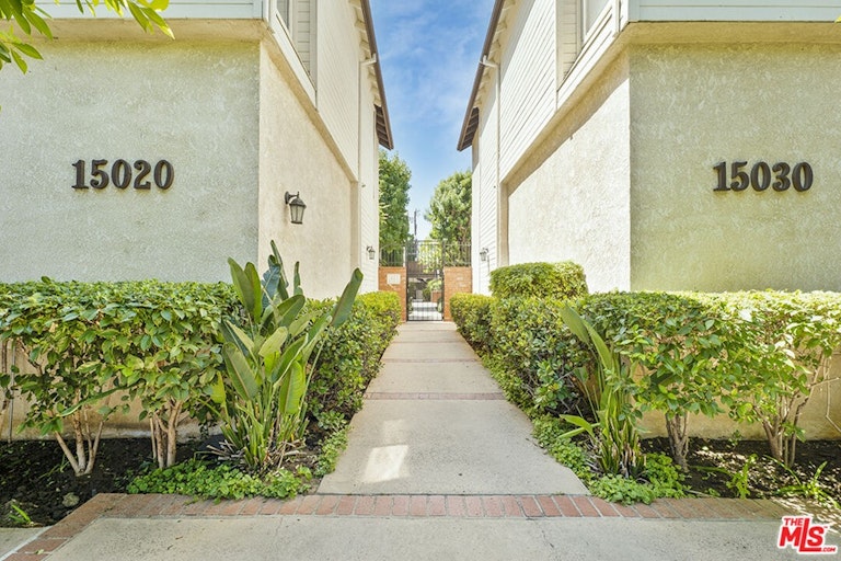 Photo 23 of 25 - 15020 Victory Blvd #104, Van Nuys, CA 91411