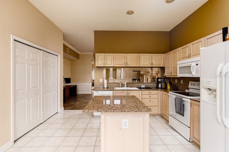 Photo 8 of 36 - 1802 Lago Vista Blvd, Palm Harbor, FL 34685