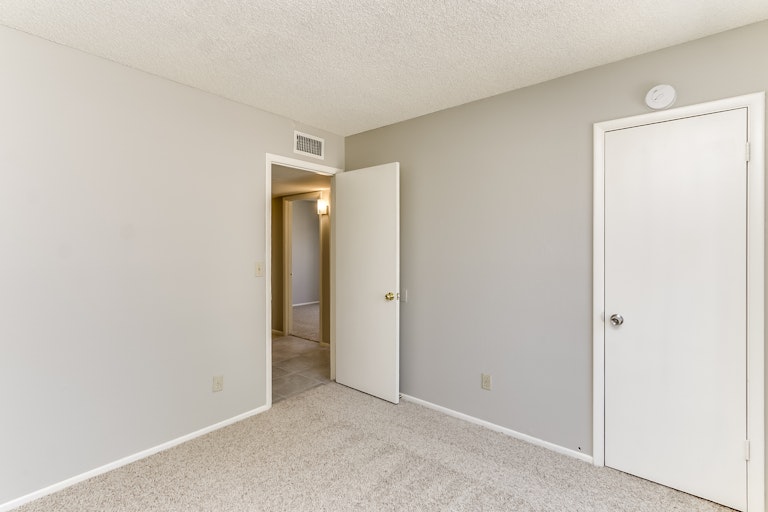 Photo 15 of 27 - 5056 N 71st Ave, Glendale, AZ 85303