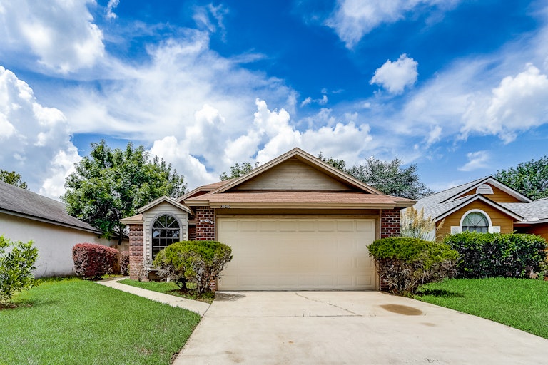 Photo 10 of 32 - 3846 Union Pacific Dr E, Jacksonville, FL 32246