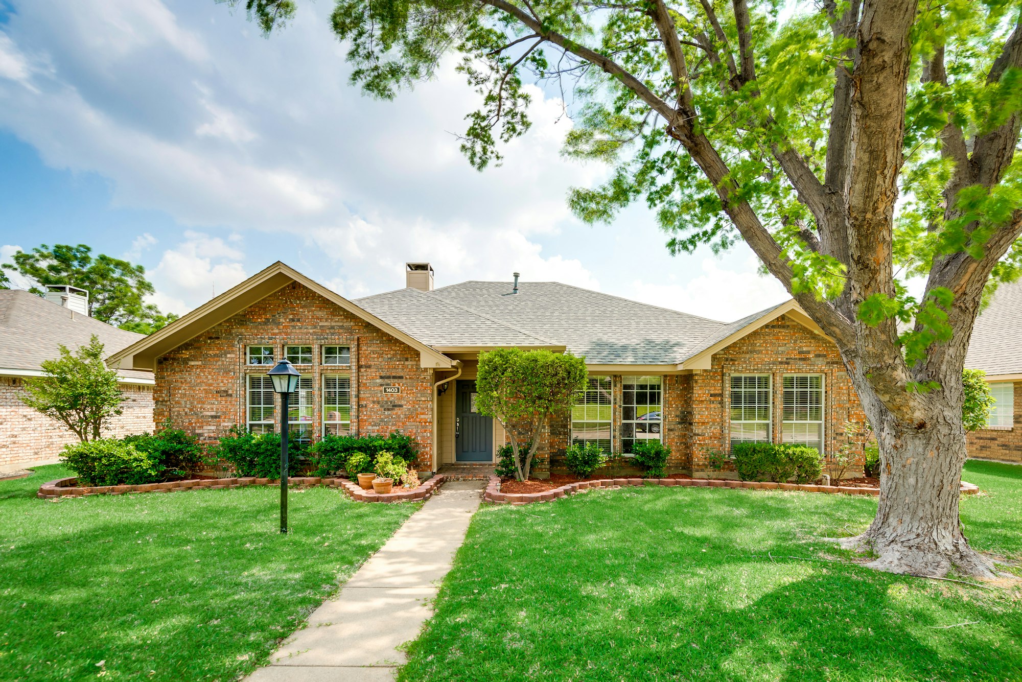Photo 1 of 30 - 1403 Mapleview Dr, Carrollton, TX 75007