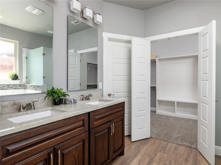 Photo 16 of 32 - 1413 Circle Dr, Round Rock, TX 78664