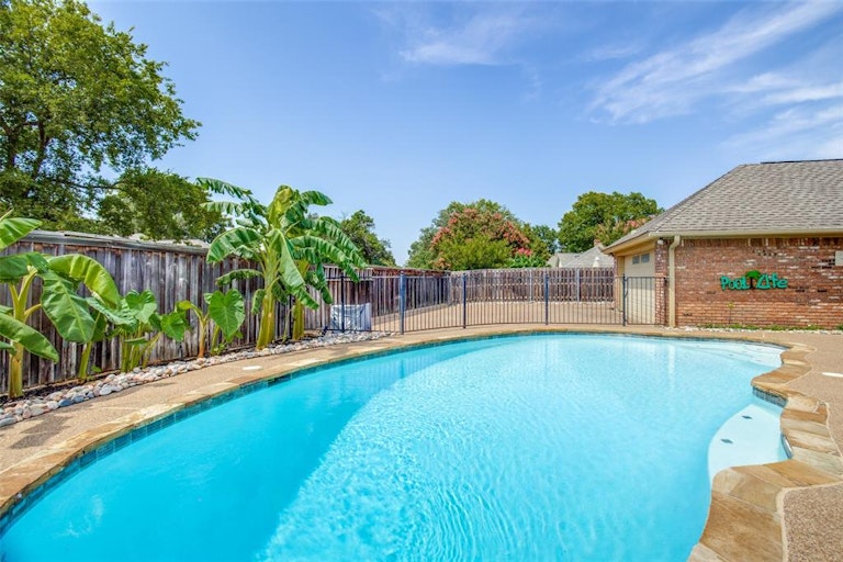 Photo 8 of 27 - 3825 Edgewater Dr, Bedford, TX 76021