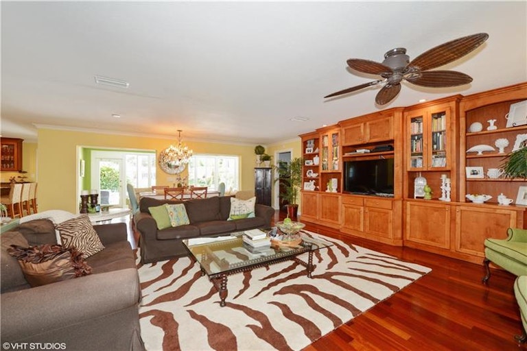 Photo 2 of 16 - 6332 Tanglewood Dr NE, Saint Petersburg, FL 33702