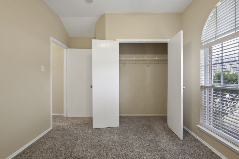 Photo 25 of 28 - 7703 Danuers Ln, Arlington, TX 76002