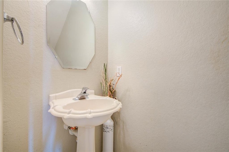 Photo 13 of 50 - 16651 Keegans Ridge Way Dr, Houston, TX 77083