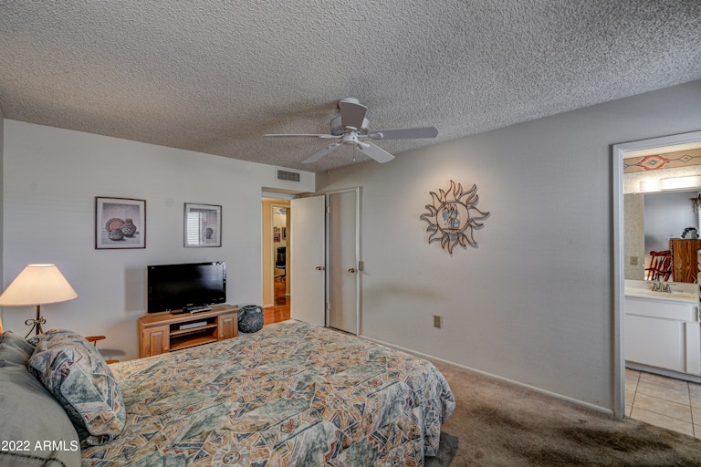 Photo 12 of 32 - 14444 N Lakeforest Dr, Sun City, AZ 85351
