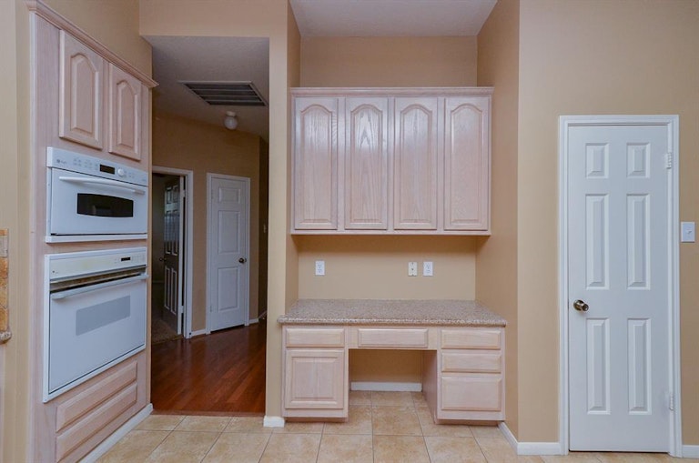 Photo 9 of 27 - 8227 Summer Reef Dr, Houston, TX 77095