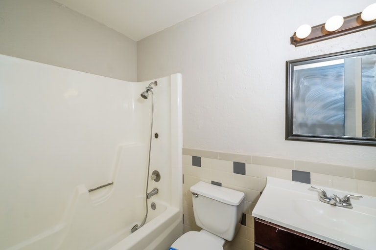 Photo 4 of 25 - 7115 Glen Trl, San Antonio, TX 78239