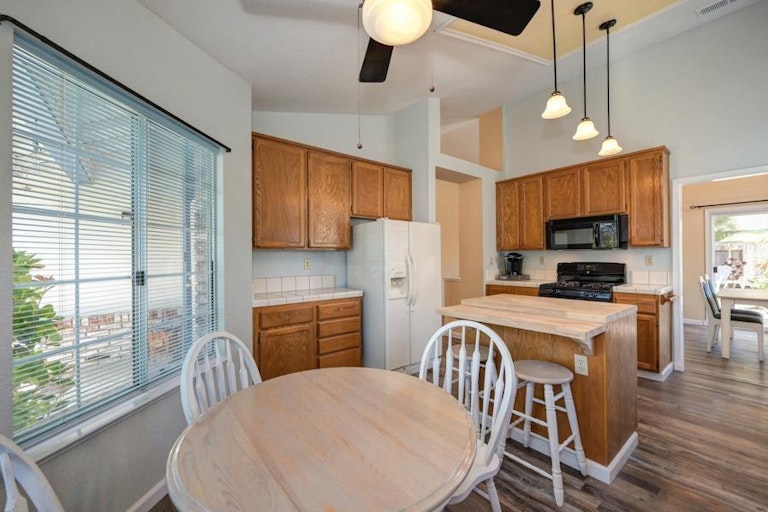 Photo 19 of 41 - 8967 Meadowspring Dr, Elk Grove, CA 95758