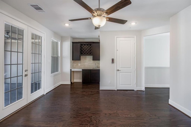 Photo 28 of 41 - 941 Blackshire Ln, Houston, TX 77055