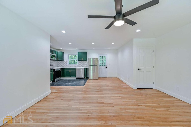 Photo 8 of 26 - 397 Utoy Cir SW, Atlanta, GA 30331