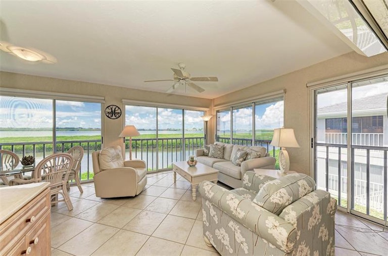 Photo 4 of 56 - 1247 Edgewater Cir #1247, Bradenton, FL 34209