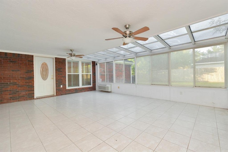 Photo 5 of 33 - 610 Ironwood Dr, Richmond, TX 77406