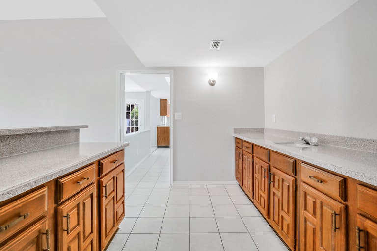 Photo 18 of 25 - 2324 Chinaberry Dr, Bedford, TX 76021