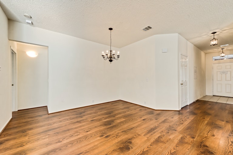 Photo 3 of 27 - 8332 Orleans Ln, Fort Worth, TX 76123