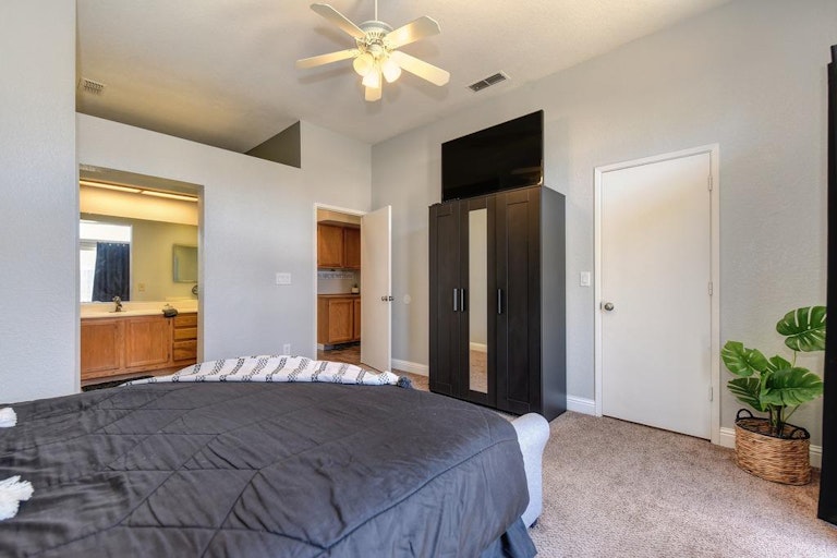 Photo 31 of 40 - 8372 Vintage Park Dr, Sacramento, CA 95828