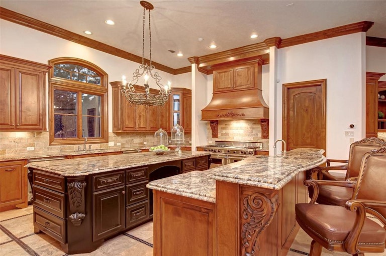 Photo 11 of 23 - 35 Grand Regency Cir, Spring, TX 77382