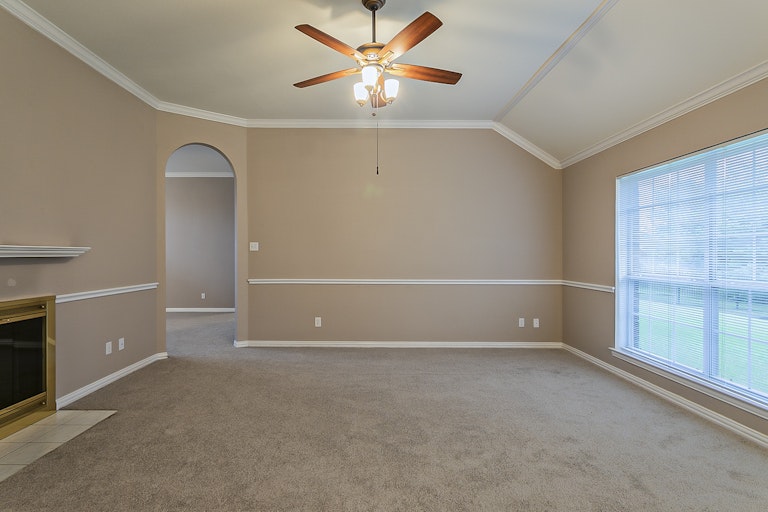 Photo 14 of 28 - 124 Hummingbird Ln, Justin, TX 76247