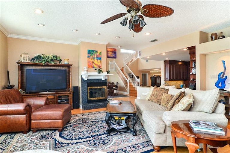 Photo 8 of 25 - 329 Bayview Dr NE, Saint Petersburg, FL 33704