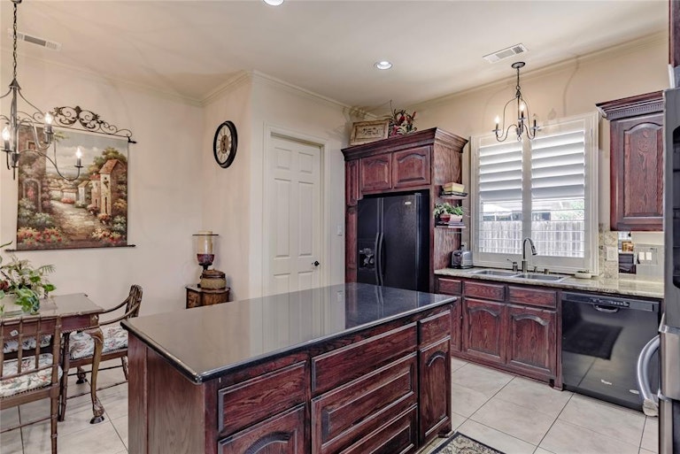 Photo 19 of 40 - 6909 Coral Ln, Sachse, TX 75048