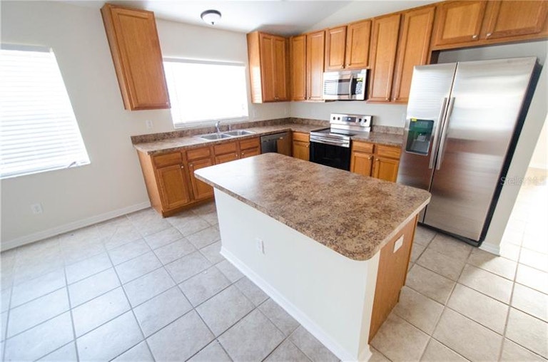 Photo 9 of 25 - 812 Barclay Wood Dr, Ruskin, FL 33570