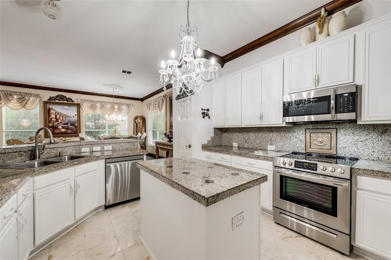Photo 7 of 39 - 2608 Valencia Ln, Denton, TX 76210