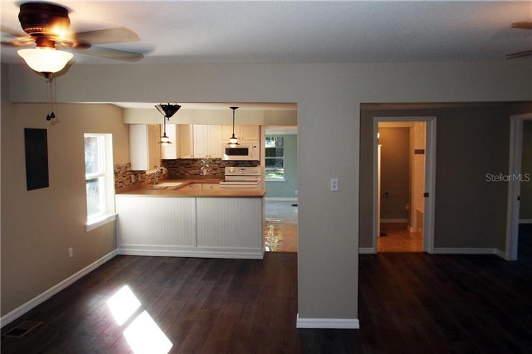 Photo 4 of 17 - 3703 2nd Avenue Dr E, Palmetto, FL 34221