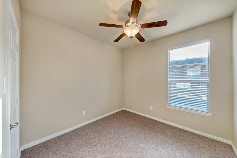 Photo 24 of 31 - 808 W Bend Blvd, Burleson, TX 76028