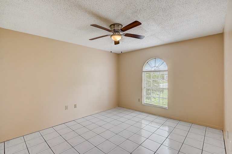 Photo 8 of 33 - 212 Ashford Pl, Kissimmee, FL 34758