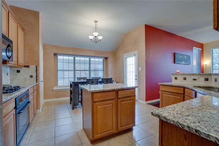 Photo 17 of 33 - 2445 Marble Canyon Dr, Little Elm, TX 75068