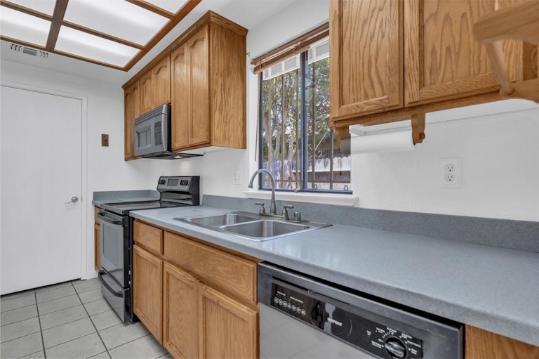 Photo 15 of 48 - 10 Glenville Cir, Sacramento, CA 95826