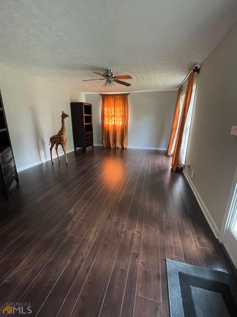 Photo 3 of 11 - 4231 Rue Antoinette, Stone Mountain, GA 30083