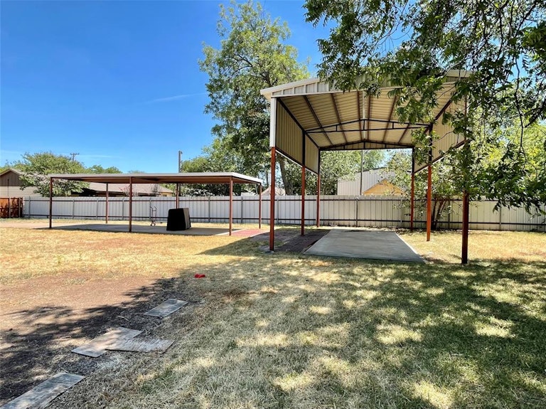 Photo 26 of 26 - 131 N Roe St, Fort Worth, TX 76108