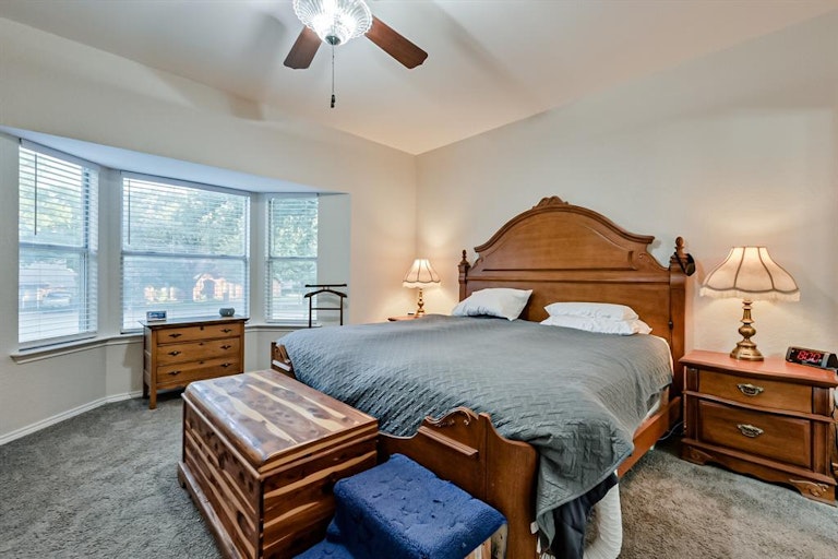 Photo 17 of 40 - 5607 Oak Branch Dr, Arlington, TX 76016