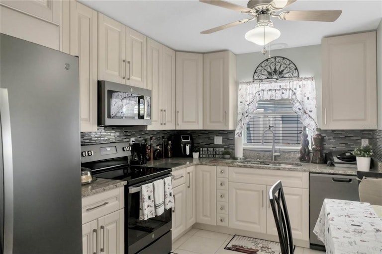 Photo 14 of 42 - 3420 Grenville Dr, Winter Haven, FL 33884