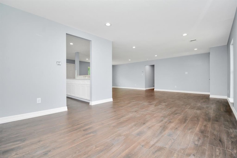 Photo 7 of 24 - 5103 Trail Lake Dr, Houston, TX 77045