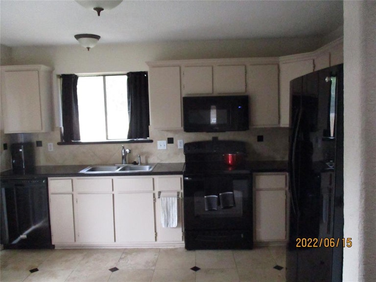 Photo 4 of 9 - 12743 Fern Forest Dr, Houston, TX 77044