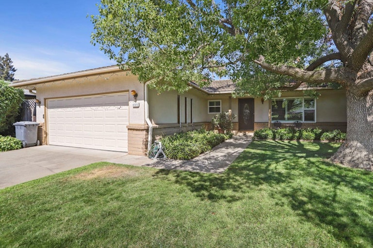 Photo 1 of 20 - 406 Tioga Dr, Lodi, CA 95242