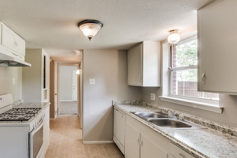 Photo 12 of 25 - 2920 Harlan Dr, Mesquite, TX 75150