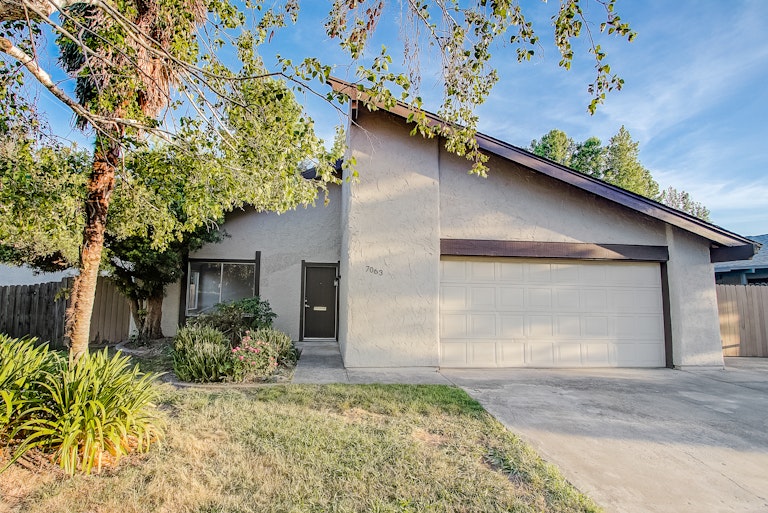 Photo 1 of 29 - 7063 Woodmore Oaks Dr, Citrus Heights, CA 95610