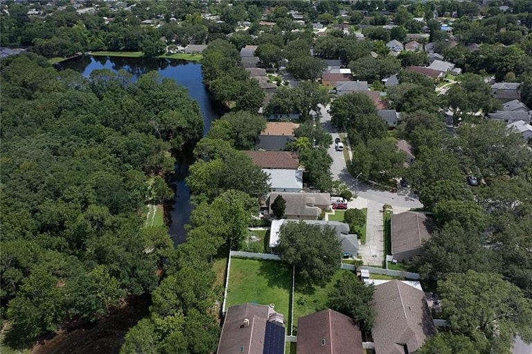 Photo 29 of 33 - 3829 Pickwick Dr, Orlando, FL 32817