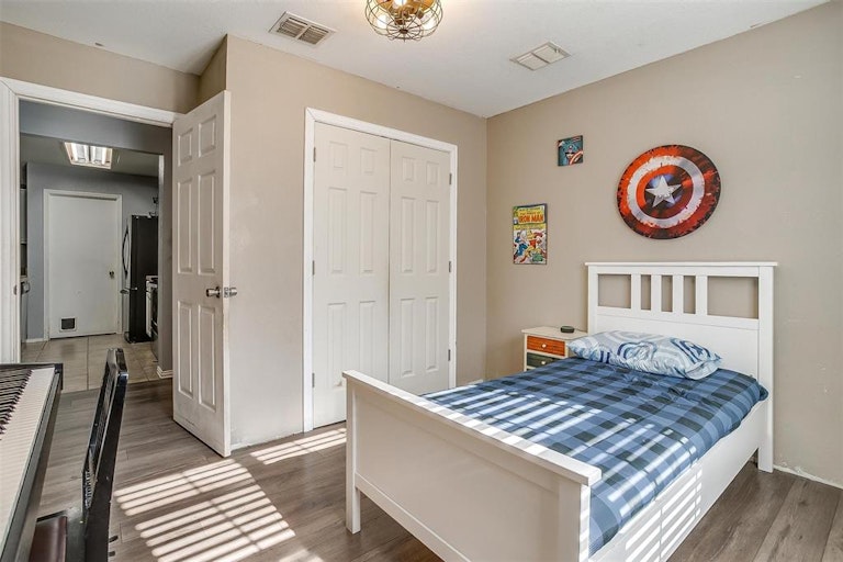Photo 14 of 40 - 10109 Chapel Rock Dr, Fort Worth, TX 76116