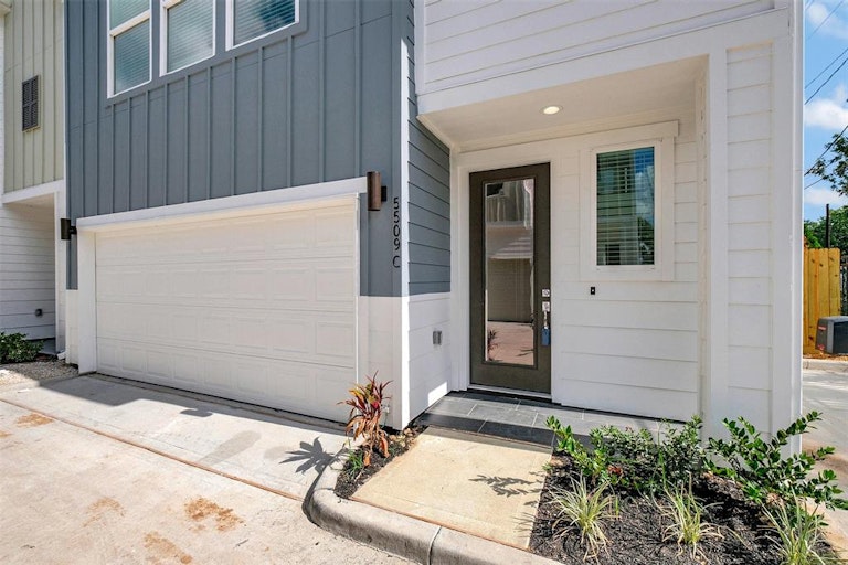 Photo 5 of 28 - 5509 Beall St Unit C, Houston, TX 77091