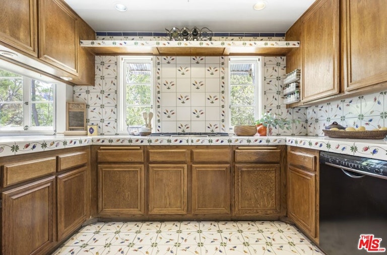 Photo 19 of 49 - 723 Sunnyhill Dr, Los Angeles, CA 90065