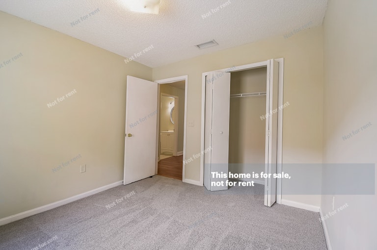 Photo 25 of 30 - 574 Chancellor Dr W, Jacksonville, FL 32225