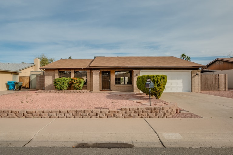 Photo 1 of 31 - 2734 W Charleston Ave, Phoenix, AZ 85053