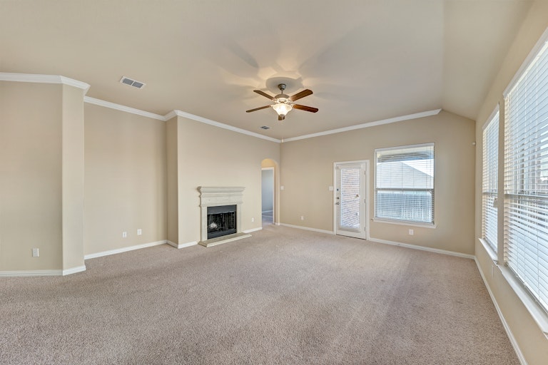 Photo 15 of 31 - 808 W Bend Blvd, Burleson, TX 76028